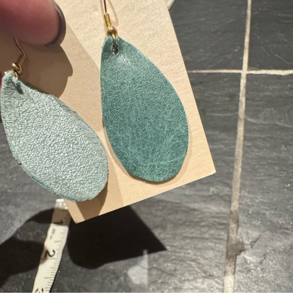 Gorgeous leather torquoise earrings! Teardrop shape with golden wires- zoom in: - Picture 4 of 6